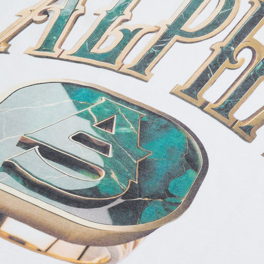 AlphaStyle Signet Ring Heavyweight T-Shirt in Bone – Detailaufnahme des ALPHA-Frontprints mit goldenem Schriftzug und türkisem Siegelring-Motiv
