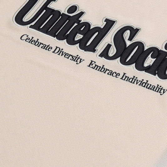 AlphaStyle Reyes Soccer Jersey in Bone – Detailaufnahme des gestickten United-Society-Schriftzugs mit dem Zusatz Celebrate Diversity, Embrace Individuality