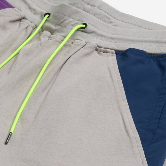 AlphaStyle Bruno Training Shorts in Light Grey – Detailaufnahme des Kordelzug-Bunds mit neongelber Kordel und Navy-Seitenpanel