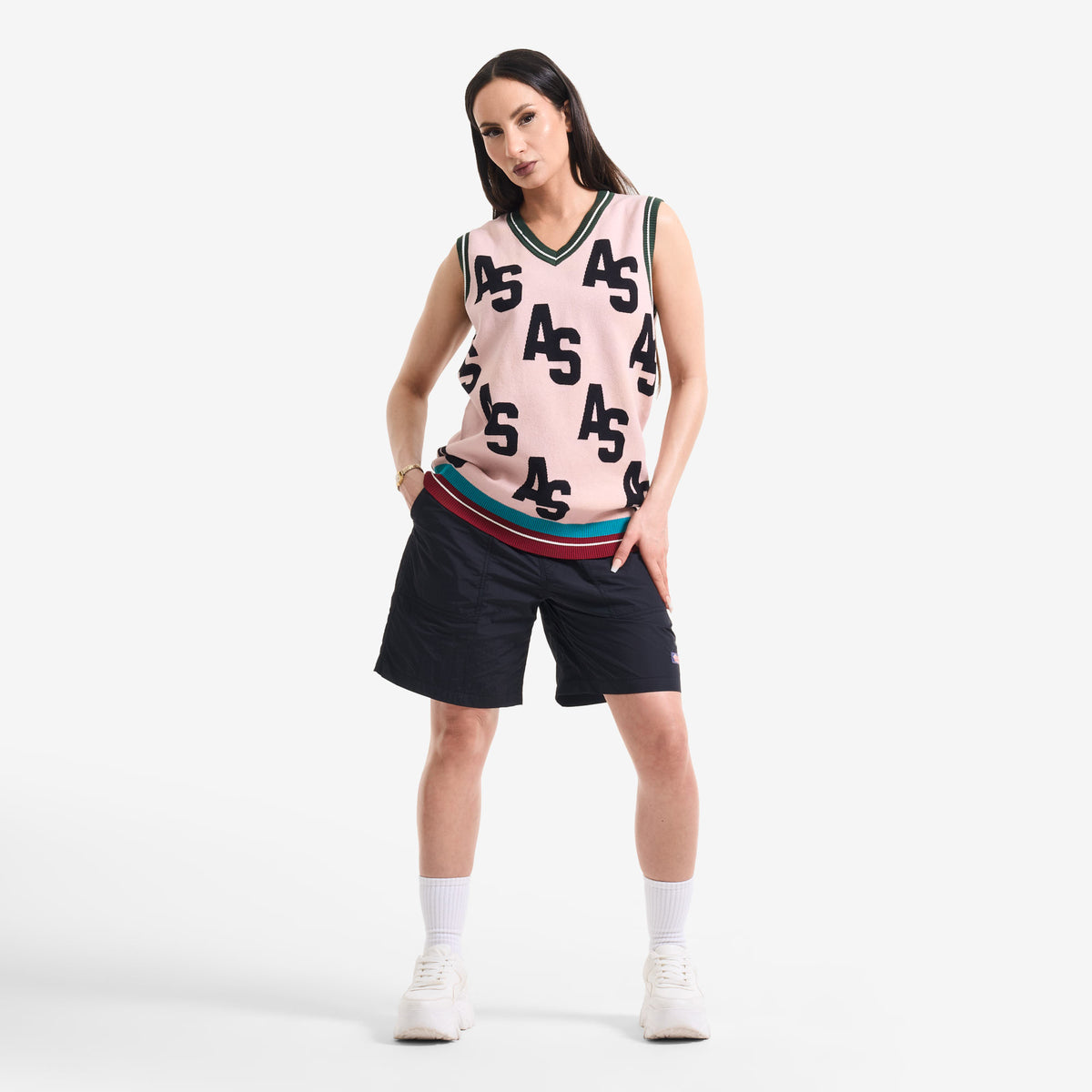 AlphaStyle Penn Sweater Vest in Dusty Pink – Ganzkörperaufnahme am Model mit Händen in den Taschen