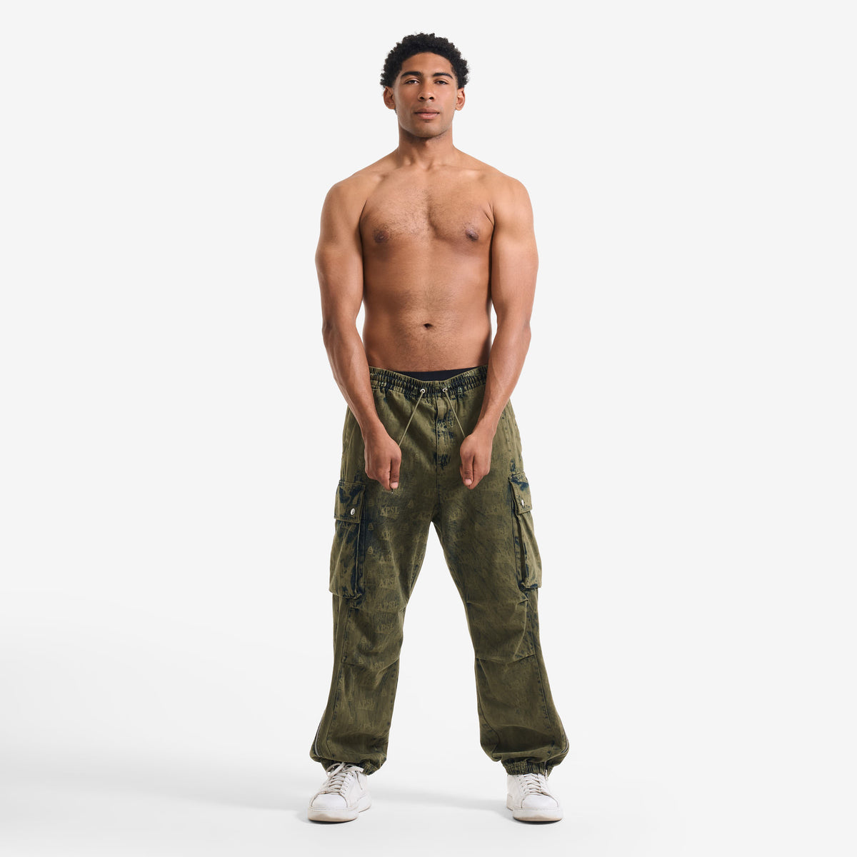 AlphaStyle Eames Cargo Pants in Army Green – Ganzkörperaufnahme am Model in der Frontansicht