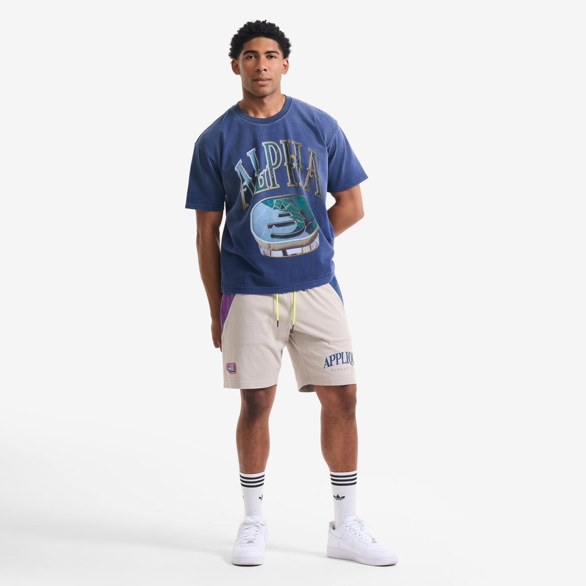AlphaStyle Bruno Training Shorts in Light Grey – Ganzkörperaufnahme am Model, kombiniert mit blauem Print-T-Shirt