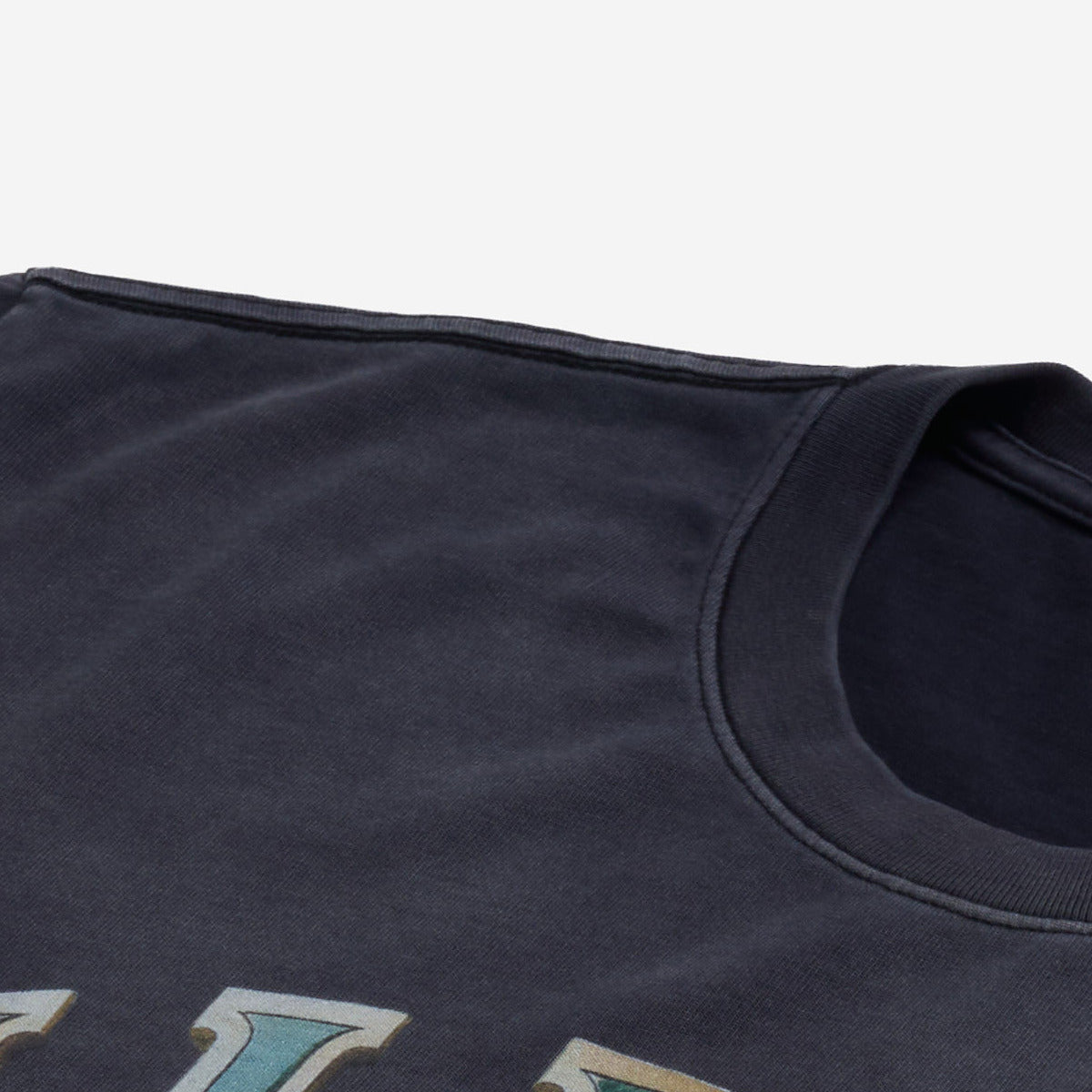 AlphaStyle Signet Ring Heavyweight T-Shirt in Washed Black – Detailaufnahme von Rundhalsausschnitt und Schulternaht auf Washed-Baumwolle