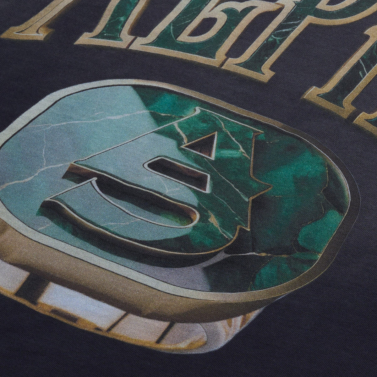 AlphaStyle Signet Ring Heavyweight T-Shirt in Washed Black – Detailaufnahme des ALPHA-Frontprints mit goldenem Schriftzug und türkisem Siegelring-Motiv