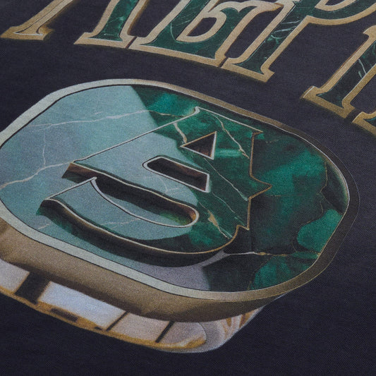 AlphaStyle Signet Ring Heavyweight T-Shirt in Washed Black – Detailaufnahme des ALPHA-Frontprints mit goldenem Schriftzug und türkisem Siegelring-Motiv