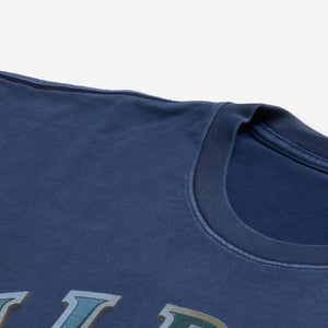 AlphaStyle Signet Ring Heavyweight T-Shirt in Washed Navy – Detailaufnahme von Rundhalsausschnitt mit Rippbündchen und Schulternaht
