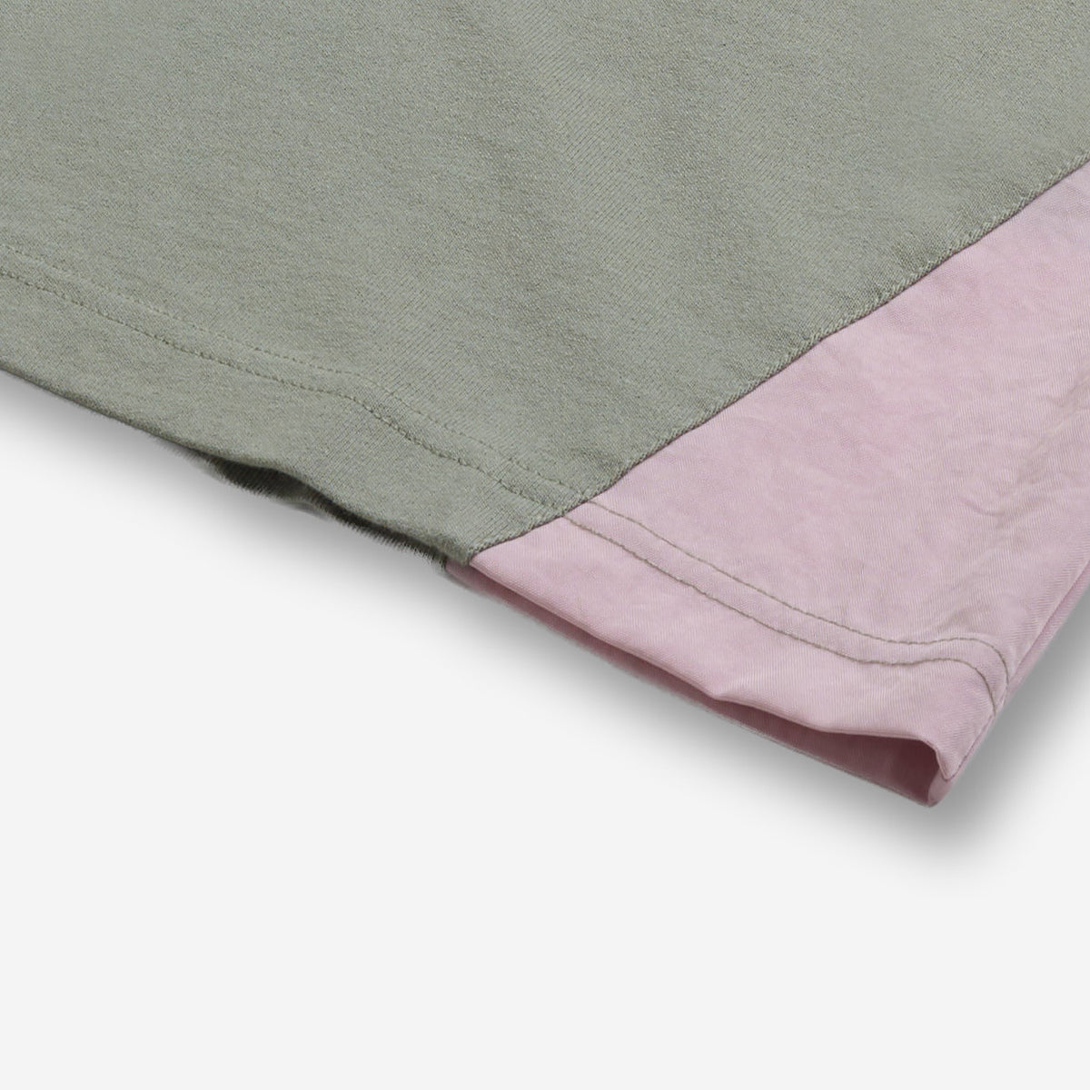 AlphaStyle Duke Vintage Print T-Shirt in Moss – Detailaufnahme des Saums mit rosé Seitenpanel
