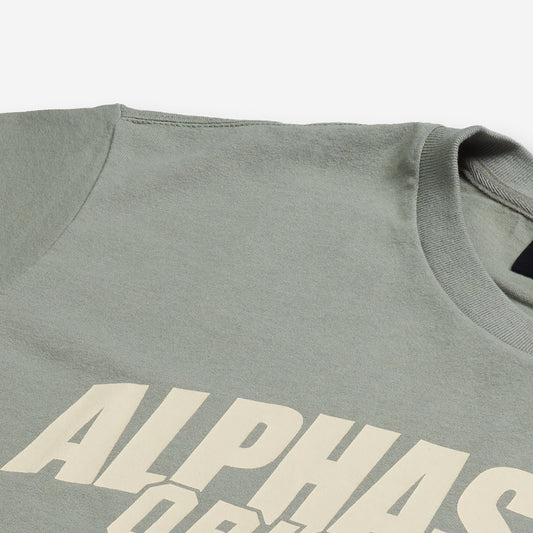 AlphaStyle Duke Vintage Print T-Shirt in Moss – Detailaufnahme von Rundhalsausschnitt und ALPHASTYLE-Originals-Frontprint