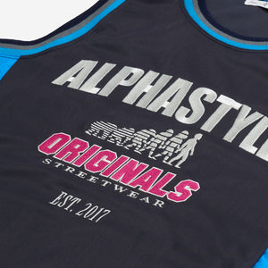 AlphaStyle Abraham Basketball Tank in Black/Fuchsia – Detailaufnahme der ALPHASTYLE-Originals-Stickerei mit blauer Kontrastpaspel