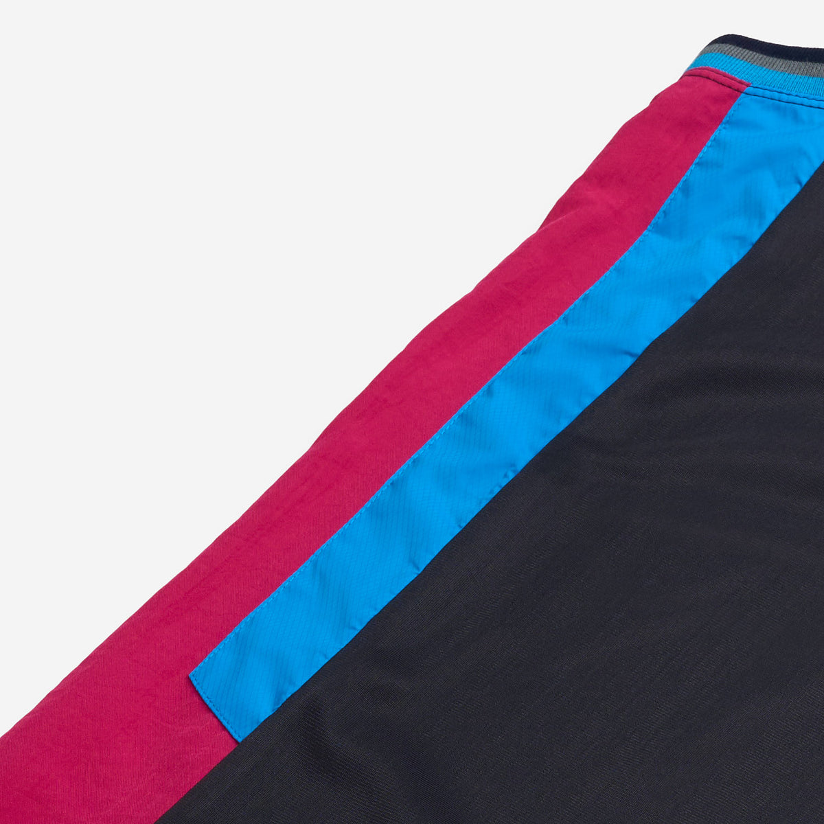AlphaStyle Abraham Basketball Tank in Black/Fuchsia – Detailaufnahme der Seitenpaspel in Fuchsia und Blau