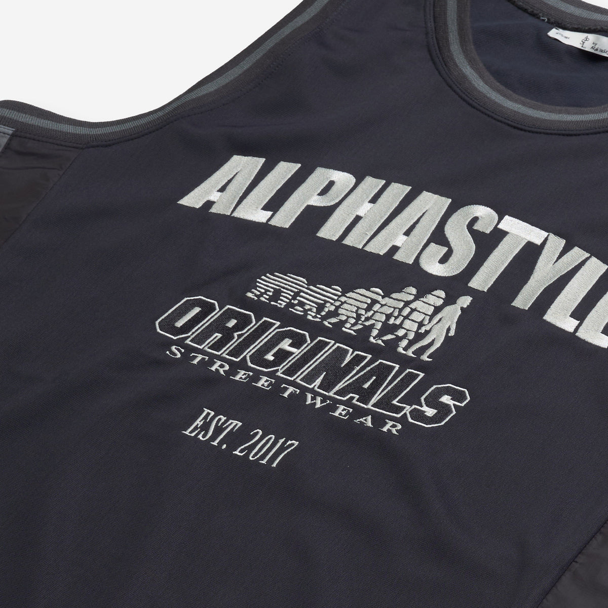 AlphaStyle Abraham Basketball Tank in Black/Grey – Detailaufnahme der weißen ALPHASTYLE-Originals-Stickerei