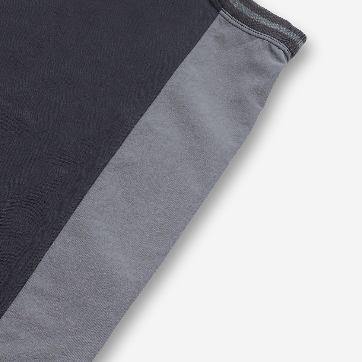 AlphaStyle Abraham Basketball Tank in Black/Grey – Detailaufnahme des grauen Seitenpanels mit Kontrastpaspel