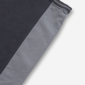 AlphaStyle Abraham Basketball Tank in Black/Grey – Detailaufnahme des grauen Seitenpanels mit Kontrastpaspel