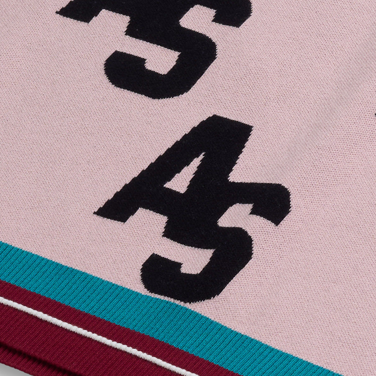 AlphaStyle Penn Sweater Vest in Dusty Pink – Detailaufnahme des Saumbunds in Bordeaux und Petrol