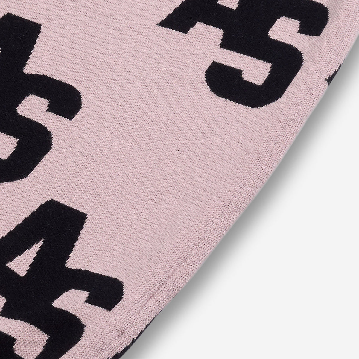 AlphaStyle Penn Sweater Vest in Dusty Pink – Detailaufnahme des eingestrickten AS-Allover-Musters in Navy