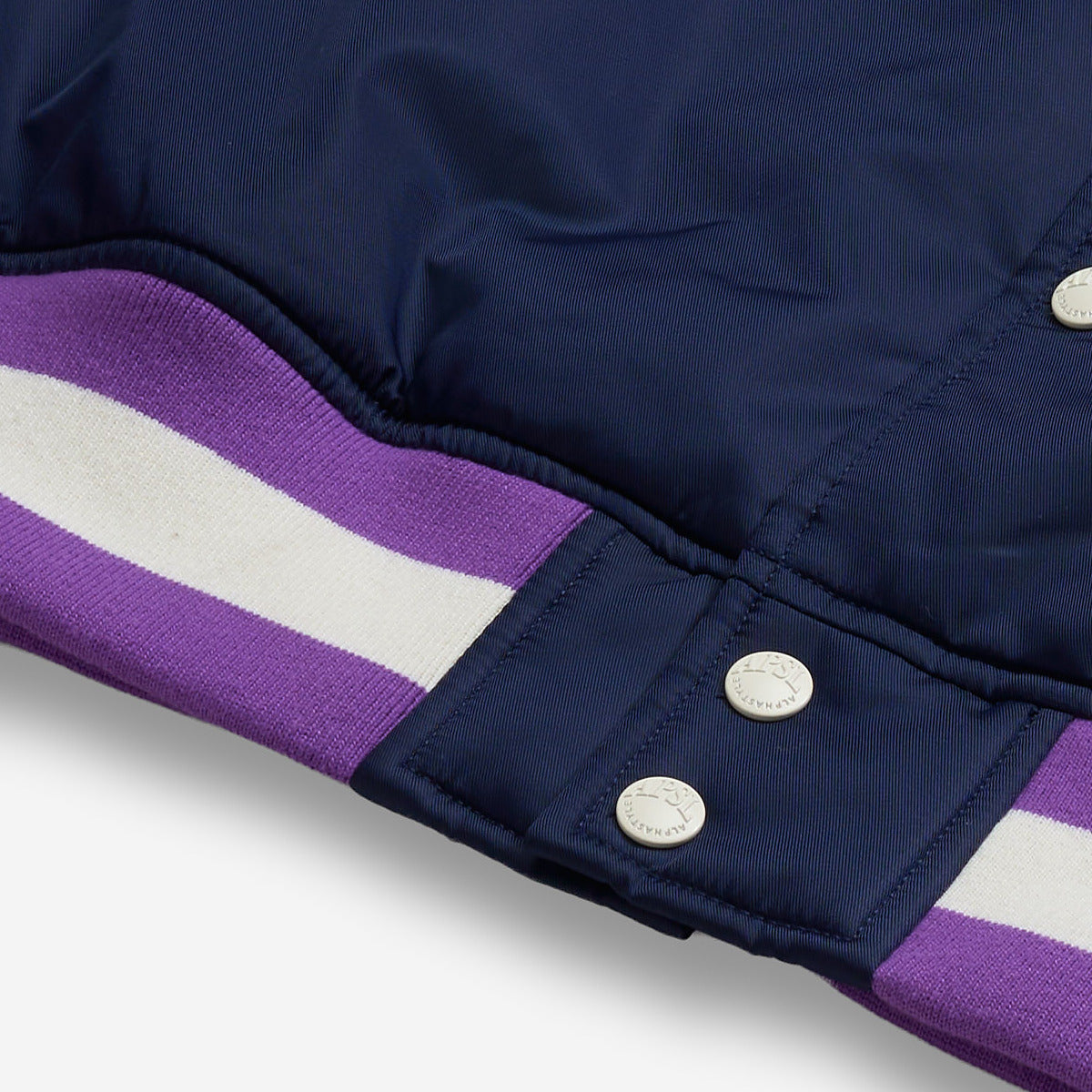 AlphaStyle Barren Varsity Jacket in Navy – Detailaufnahme von Saumbund und Druckknöpfen auf Navy-Nylon
