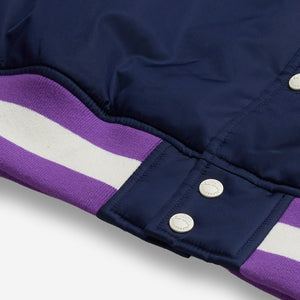AlphaStyle Barren Varsity Jacket in Navy – Detailaufnahme von Saumbund und Druckknöpfen auf Navy-Nylon