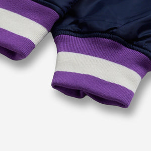 AlphaStyle Barren Varsity Jacket in Navy – Detailaufnahme der Ärmelbündchen mit lila-weißem Rippstrick
