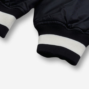 AlphaStyle Barren Varsity Jacket in Black – Detailaufnahme der Ärmelbündchen mit schwarz-weißem Rippstrick