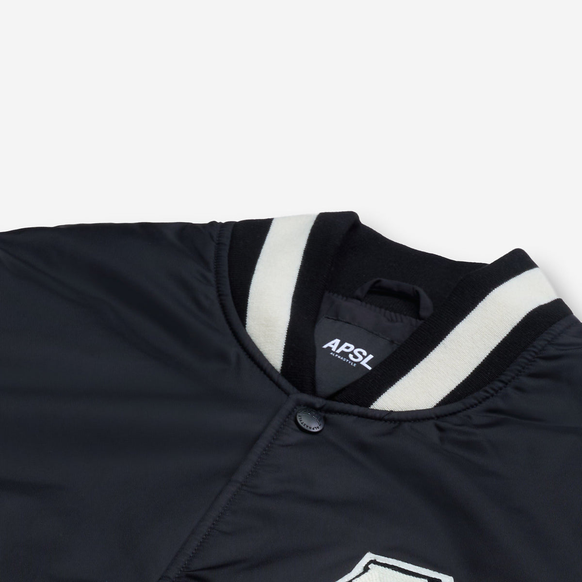 AlphaStyle Barren Varsity Jacket in Black – Detailaufnahme von Stehkragen, Druckknopf und eingenähtem APSL-Label