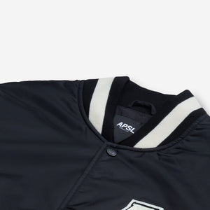 AlphaStyle Barren Varsity Jacket in Black – Detailaufnahme von Stehkragen, Druckknopf und eingenähtem APSL-Label
