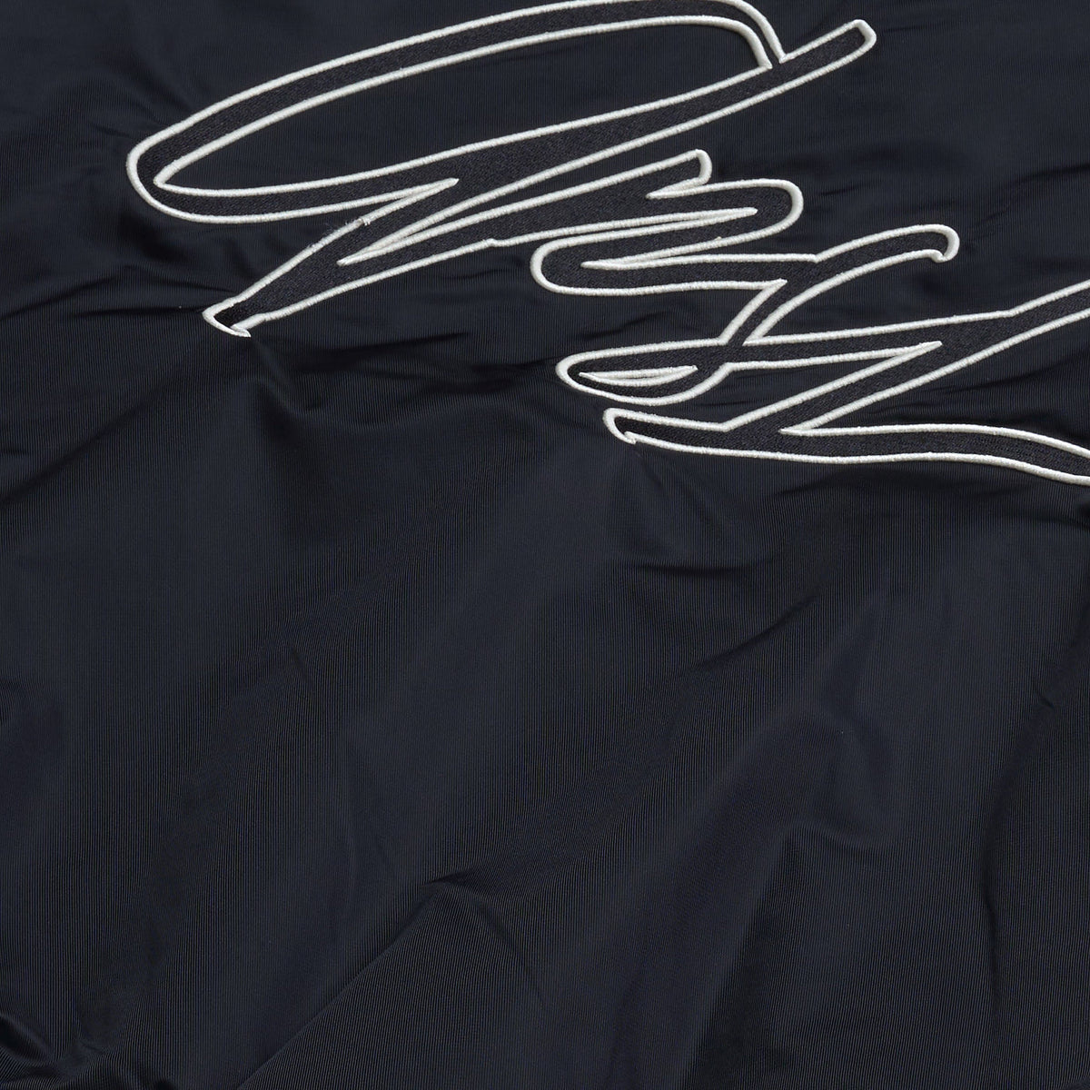 AlphaStyle Barren Varsity Jacket in Black – Detailaufnahme der weißen APSL-Signature-Stickerei auf dem Rücken