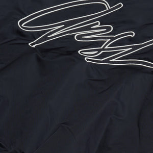 AlphaStyle Barren Varsity Jacket in Black – Detailaufnahme der weißen APSL-Signature-Stickerei auf dem Rücken