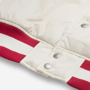 AlphaStyle Barren Varsity Jacket in Bone – Detailaufnahme von Saumbund und Druckknöpfen mit cremeweiß-rotem Rippstrick