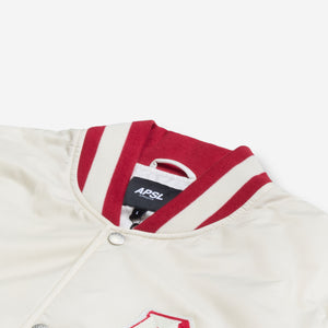 AlphaStyle Barren Varsity Jacket in Bone – Detailaufnahme von Kragen, Druckknopf und eingenähtem APSL-Label