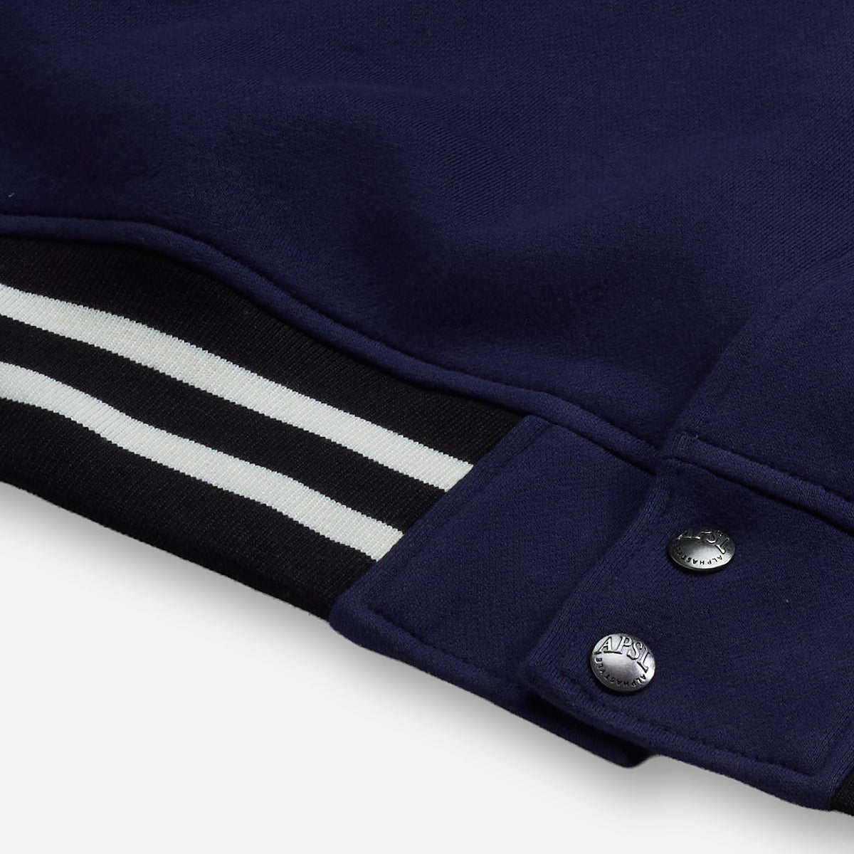 AlphaStyle Ritch Logo Baseball Jacket in Navy/Denim – Detailaufnahme des schwarz-weiß gestreiften Saumbunds mit Druckknöpfen