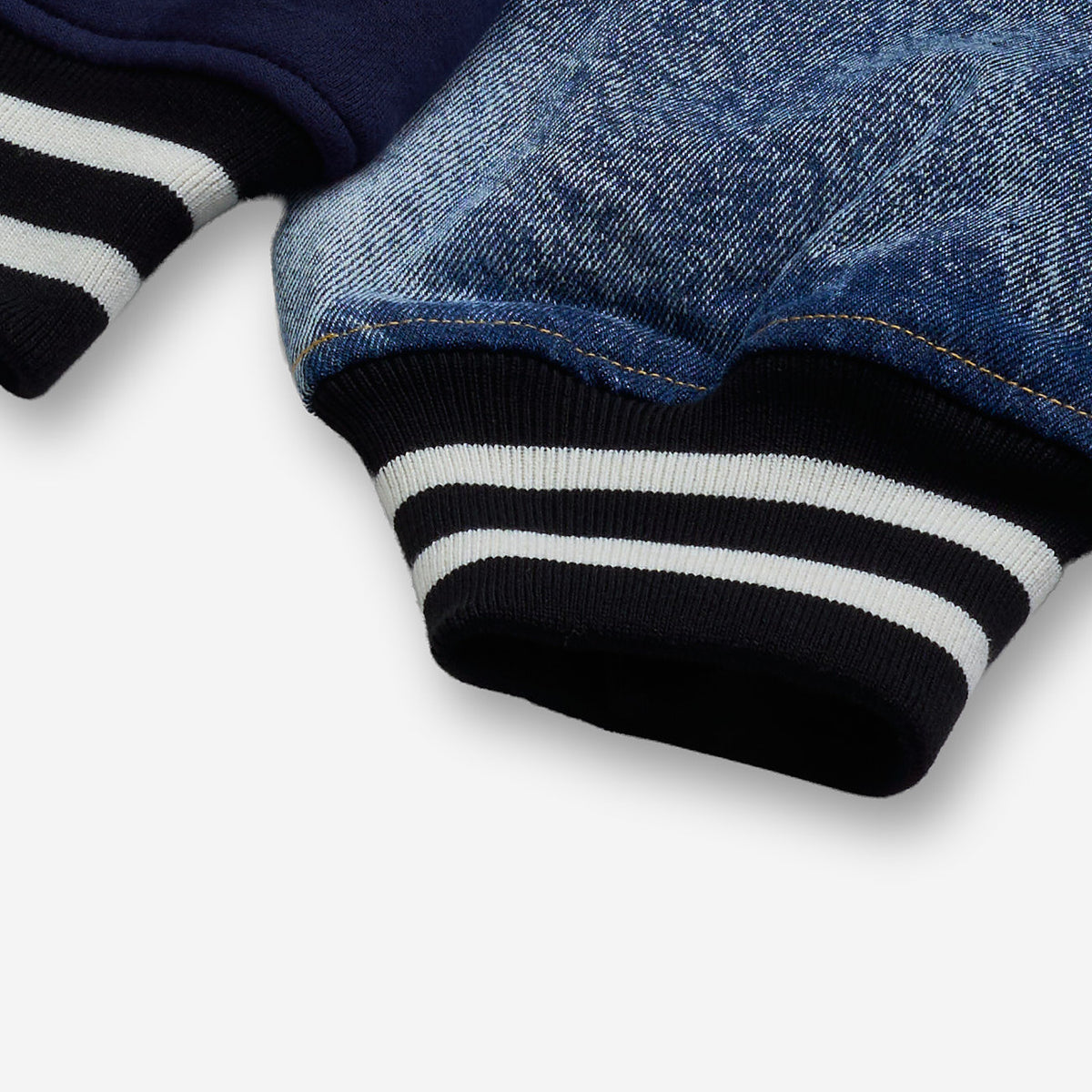 AlphaStyle Ritch Logo Baseball Jacket in Navy/Denim – Detailaufnahme des Denim-Ärmels mit gestreiftem Rippbündchen