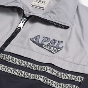 AlphaStyle Whitman Batwing Windbreaker Jacket in Black/Grey – Detailaufnahme der APSL-Essence-Stickerei neben dem Frontreißverschluss