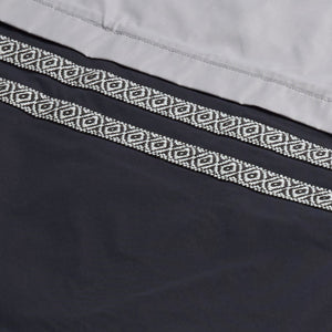 AlphaStyle Whitman Batwing Windbreaker Jacket in Black/Grey – Detailaufnahme des gewebten Aztec-Zierbands auf schwarzem Nylon