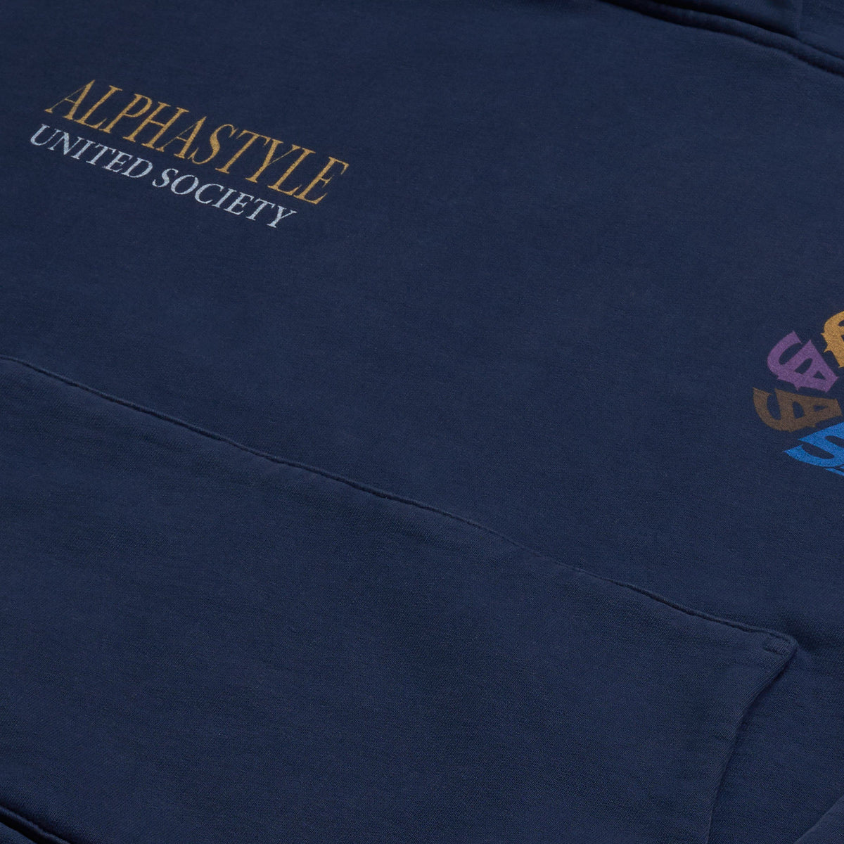 AlphaStyle United Hood Hoodie in Navy – Detailaufnahme des Frontschriftzugs mit farbiger Wappen-Stickerei