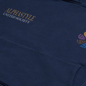 AlphaStyle United Hood Hoodie in Navy – Detailaufnahme des Frontschriftzugs mit farbiger Wappen-Stickerei