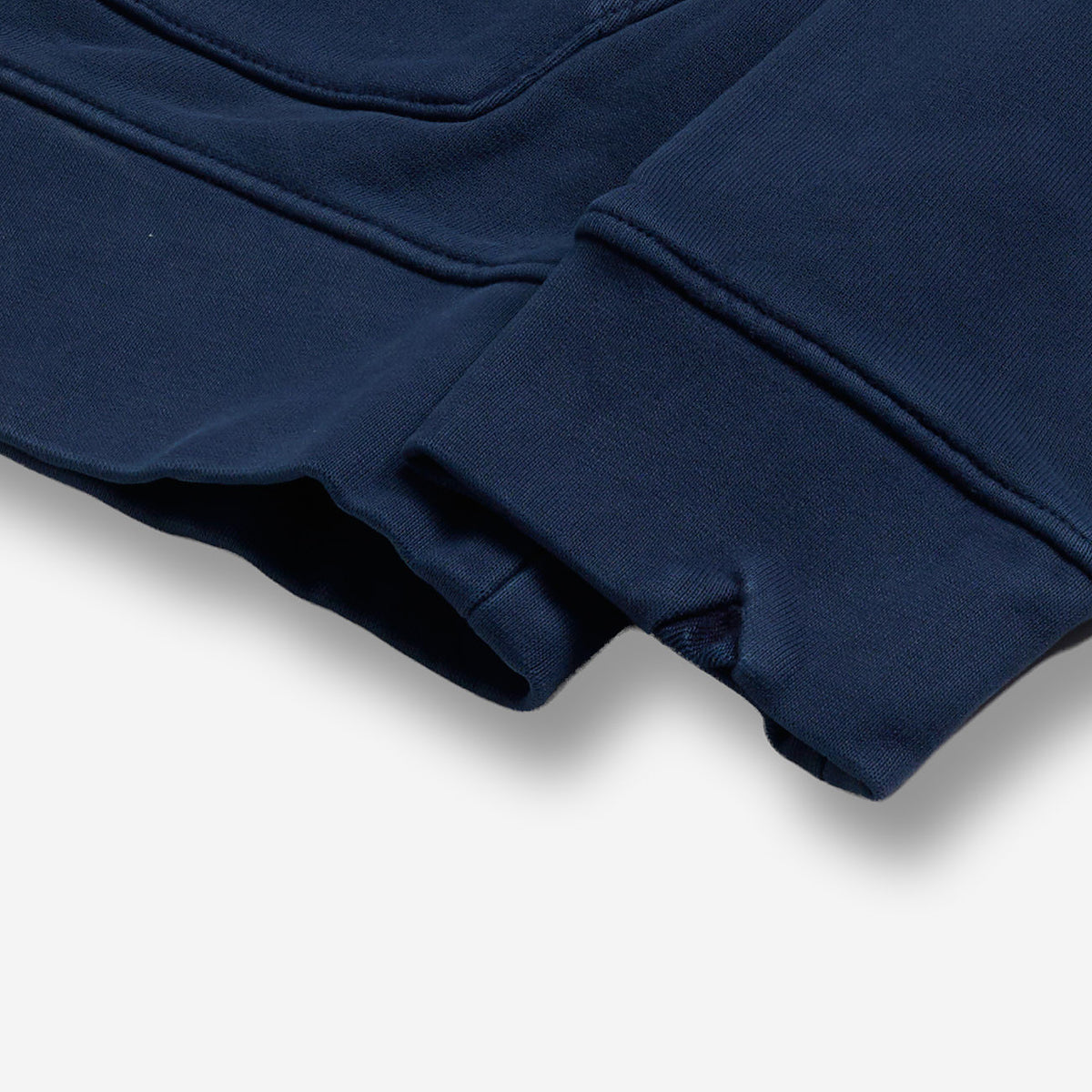 AlphaStyle Apex Washed Hoodie in Navy – Detailaufnahme von Ärmel- und Saumabschluss in Washed-Optik