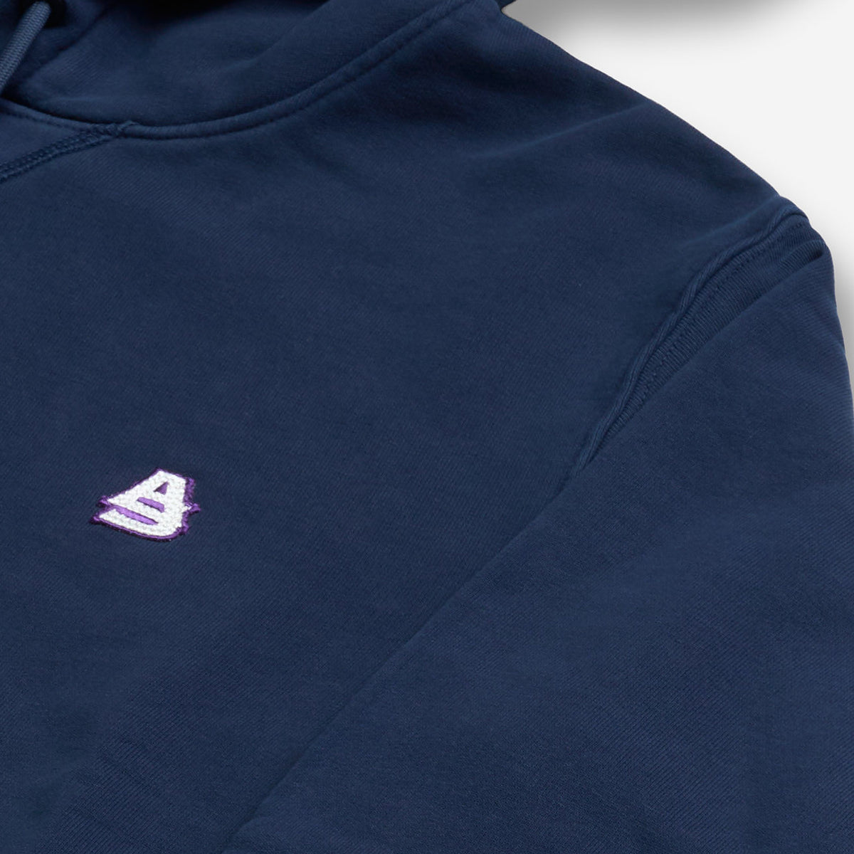 AlphaStyle Apex Washed Hoodie in Navy – Detailaufnahme der rosa AS-Stickerei auf der Brust