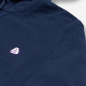 AlphaStyle Apex Washed Hoodie in Navy – Detailaufnahme der rosa AS-Stickerei auf der Brust