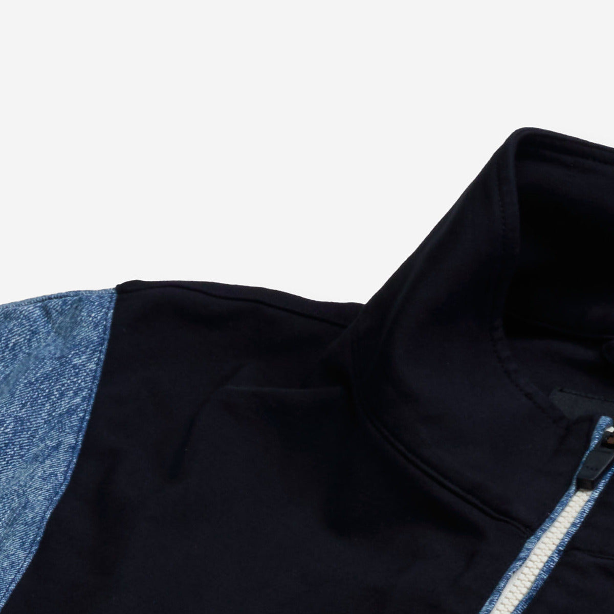 AlphaStyle Lincoln Track Jacket in Black – Detailaufnahme von Stehkragen, Frontreißverschluss und Denim-Schulterpartie