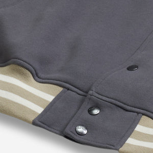 AlphaStyle Ritch Logo Baseball Jacket in Grey/Denim – Detailaufnahme des creme-gestreiften Saumbunds mit Druckknöpfen