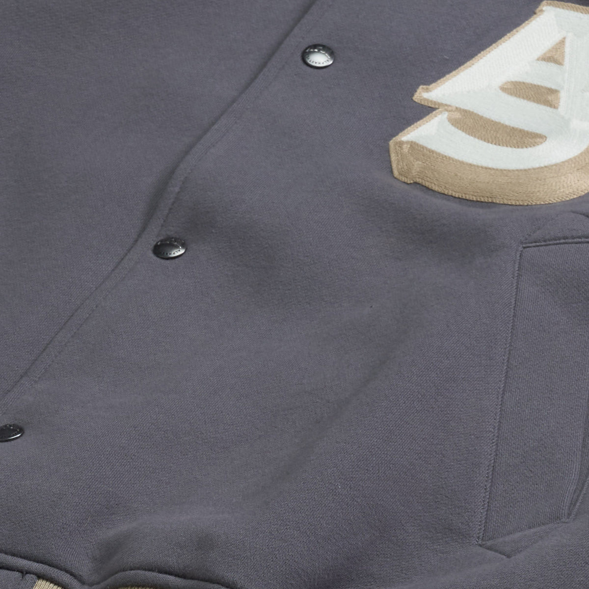 AlphaStyle Ritch Logo Baseball Jacket in Grey/Denim – Detailaufnahme von Druckknopfleiste, AS-Patch und Eingrifftasche