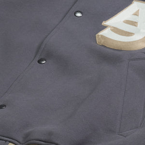 AlphaStyle Ritch Logo Baseball Jacket in Grey/Denim – Detailaufnahme von Druckknopfleiste, AS-Patch und Eingrifftasche