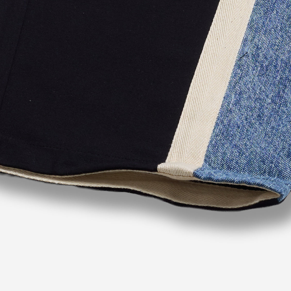 AlphaStyle Chase Track Pant in Black – Detailaufnahme des Beinabschlusses mit Denim-Seitenstreifen und beigem Zierband