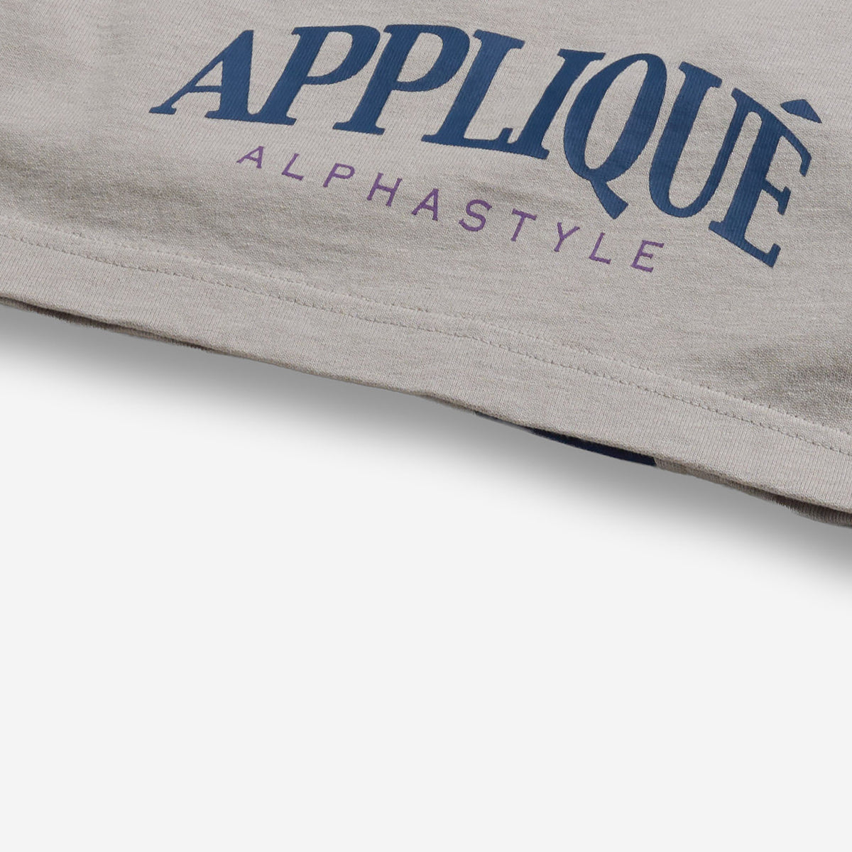 AlphaStyle Bruno Training Shorts in Light Grey – Detailaufnahme des APPLIQUÉ-ALPHASTYLE-Prints am Bein