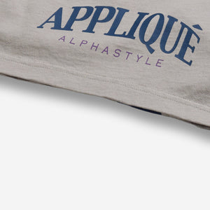 AlphaStyle Bruno Training Shorts in Light Grey – Detailaufnahme des APPLIQUÉ-ALPHASTYLE-Prints am Bein