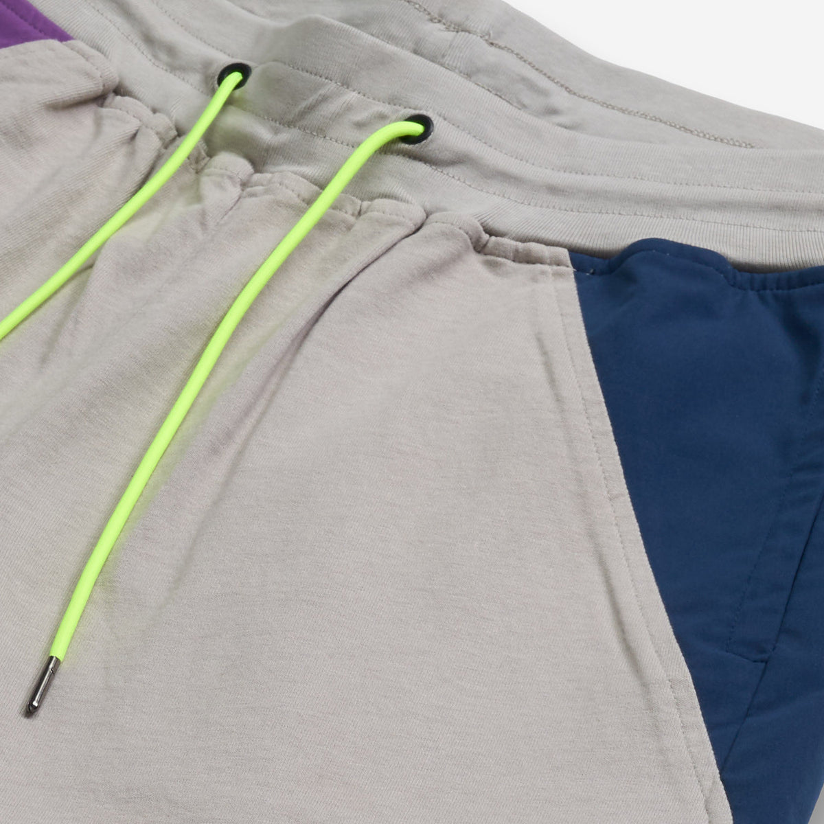 AlphaStyle Bruno Training Shorts in Light Grey – Detailaufnahme des Kordelzug-Bunds mit neongelber Kordel und Navy-Seitenpanel