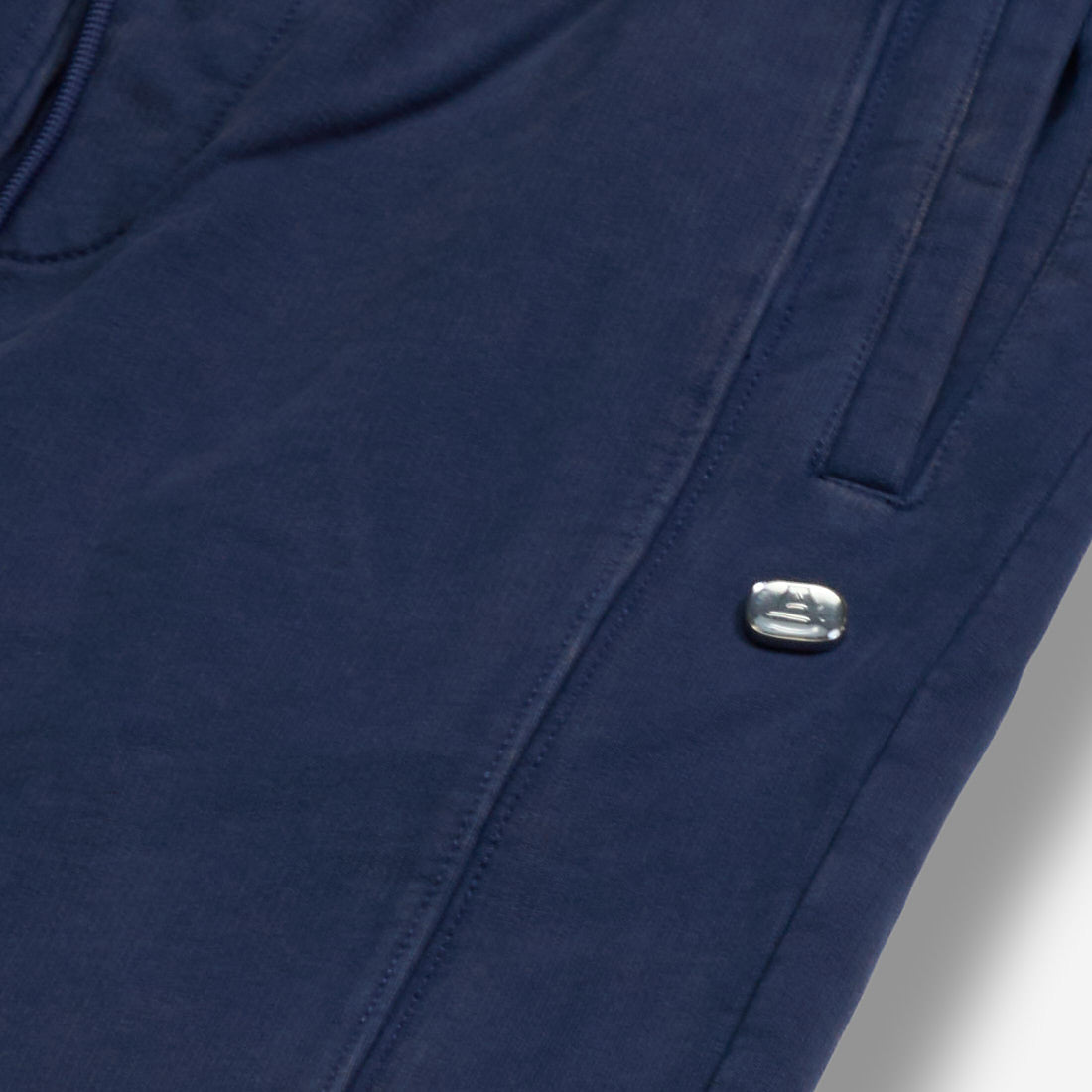 AlphaStyle Harris Straight Leg Sweatpants in Navy – Detailaufnahme der Steppnaht mit silbernem Metall-Logo-Badge