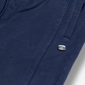 AlphaStyle Harris Straight Leg Sweatpants in Navy – Detailaufnahme der Steppnaht mit silbernem Metall-Logo-Badge