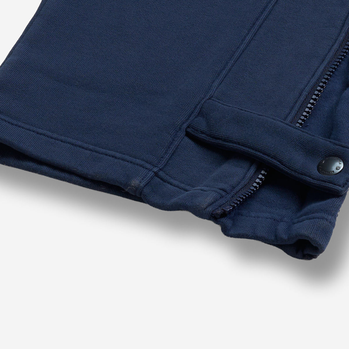 AlphaStyle Tybee Zip Vent Track Pants in Navy – Detailaufnahme des Beinabschlusses mit Zip-Vent und Druckknopf