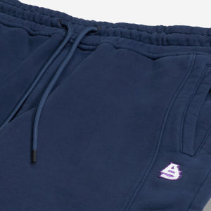 AlphaStyle Tybee Zip Vent Track Pants in Navy – Detailaufnahme des Kordelzug-Bunds mit rosa AS-Stickerei